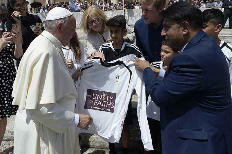 Pope Francis receiving his TUFF shirt from youths and founders Anna Prior & Dr Shamender Talwar